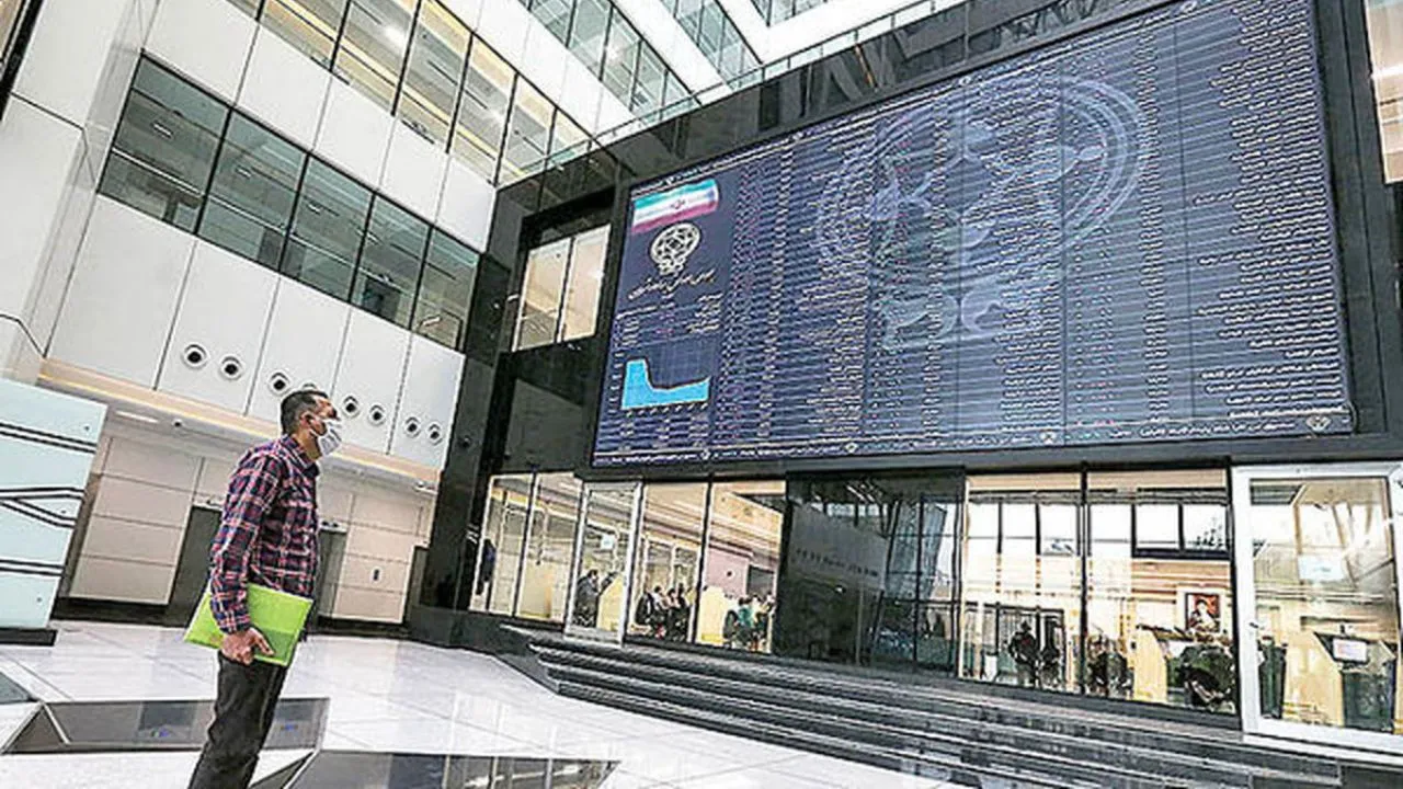 کاهش قیمت دلار، تهدیدی برای بورس ۱۴۰۰ است/ نگرانی از به کارگیری قوانین مشکل‌ساز در بازار سرمایه در سال جدید