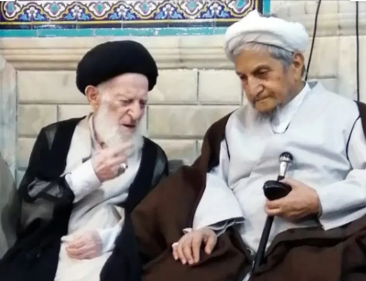آیت‌الله شبیری‌زنجانی بر پیکر مرحوم آیت‌الله صانعی نماز می‌خواند