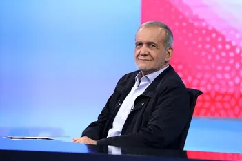عکس/بنری که شبانه علیه مسعود پزشکیان نصب شد