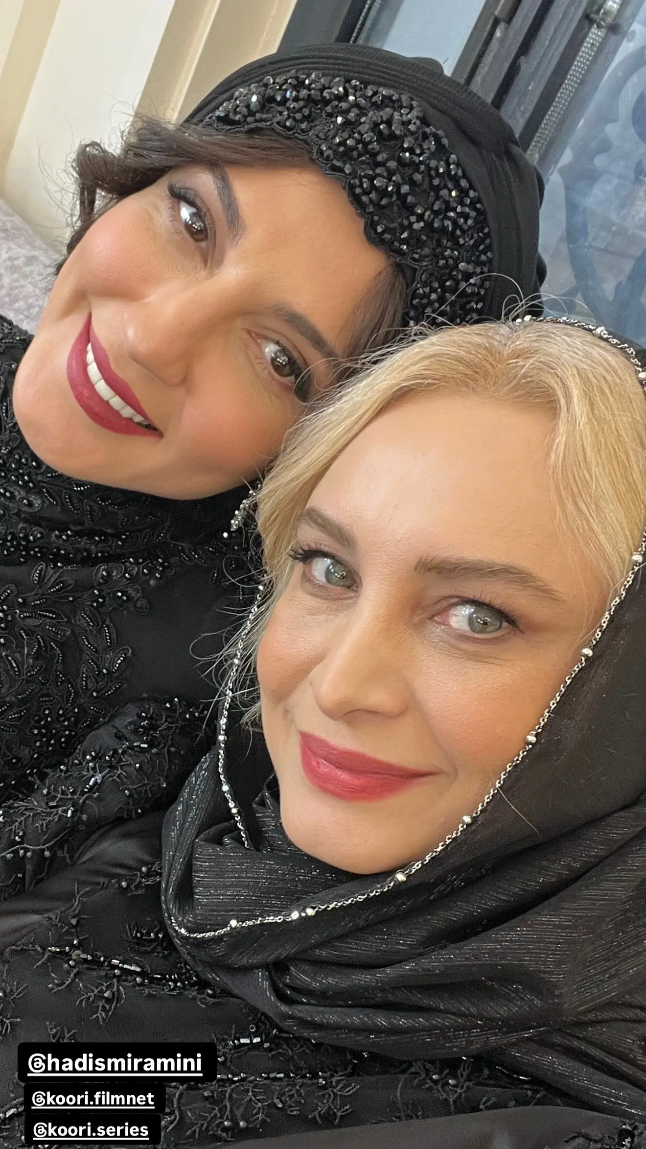 عکس یادگاری بازیگران سریال کوری در پشت‌صحنه