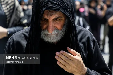 عزاداری ظهر عاشورا در میدان امام حسین (ع)