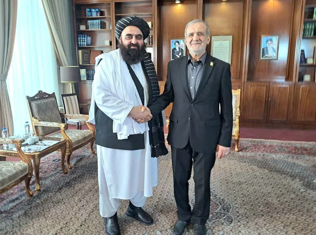 عکس/قاب صمیمی پزشکیان با وزیر خارجه طالبان