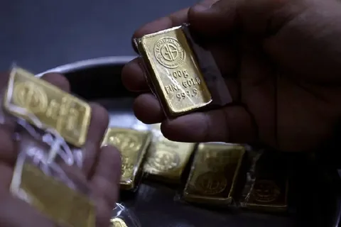 قیمت جهانی طلا عقب نشست؛ اونس ۴۱۶۵ دلاری در آستانه افت هفتگی