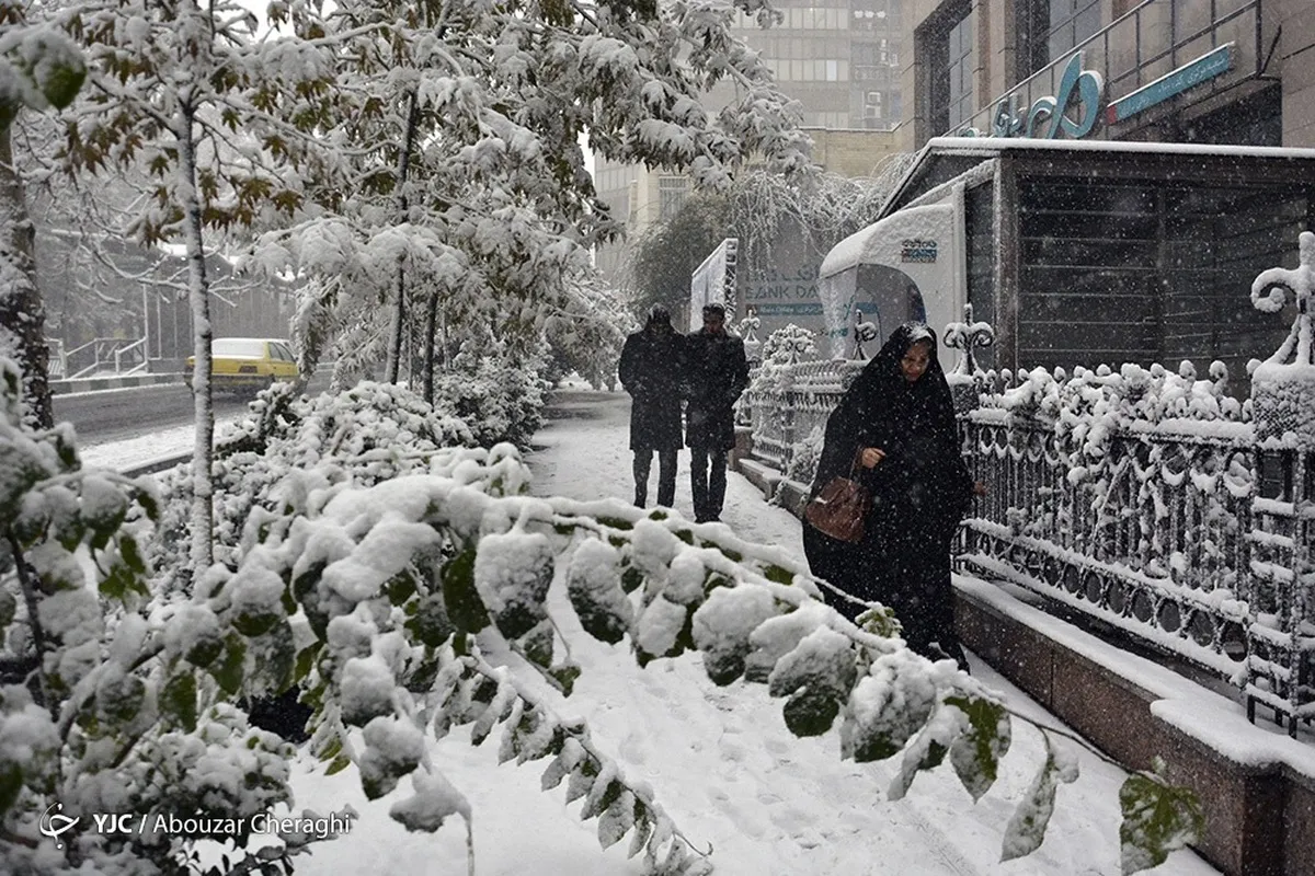 تصویری زیبا از بارش برف پاییزی در تهران