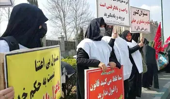 فیلم / رژه زنان کفن‌پوش در ایستگاه مترو تئاتر شهر