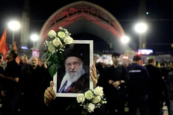 فیلم/ حضور حجت الاسلام محمدی گلپایگانی داماد رهبر شهید در مراسم تشییع
