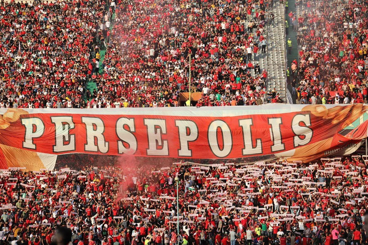 فیلم/ حضور عجیب هواداران پرسپولیس در باند فرودگاه دشت ناز ساری