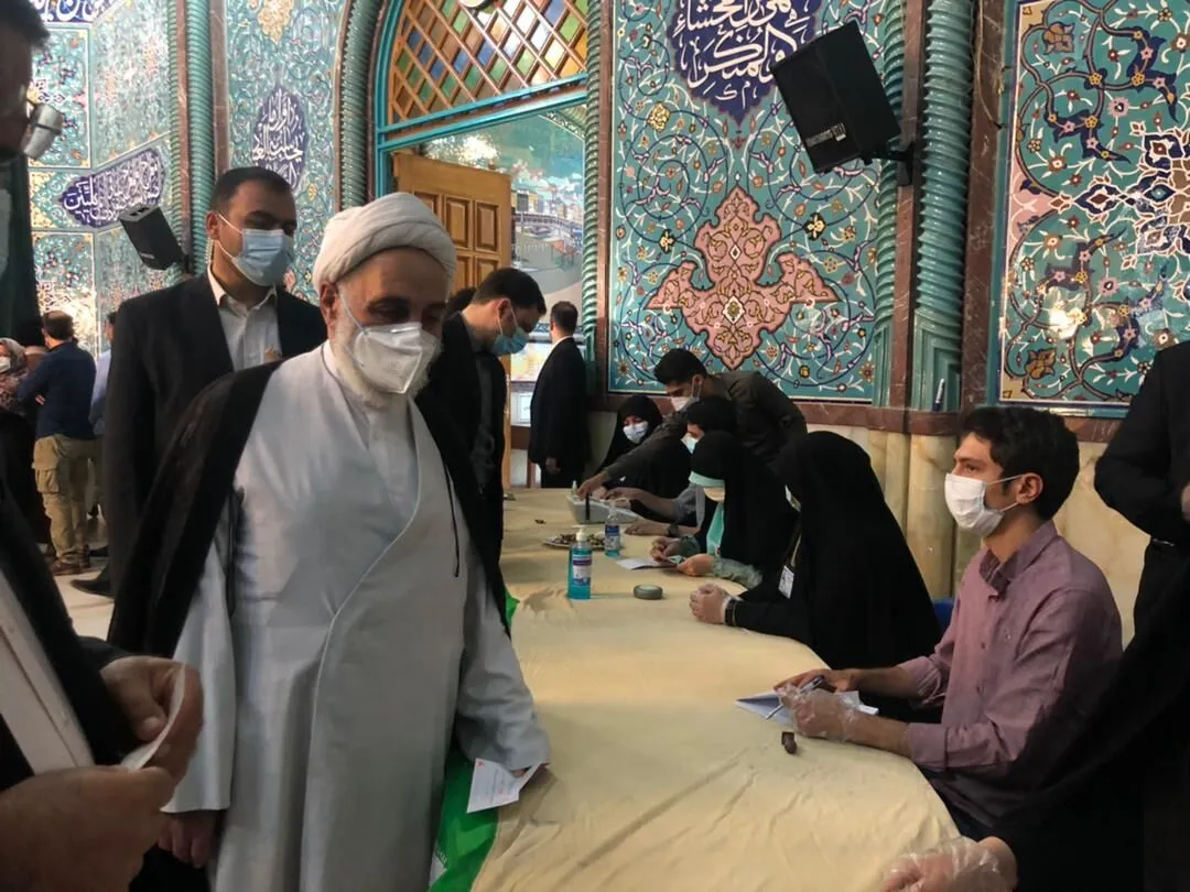 ناطق نوری رای خود را در حسینیه ارشاد به صندوق انداخت
