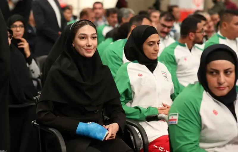 تصویری از حضور مبینا نعمت‌زاده در دیدار با رهبر‌انقلاب