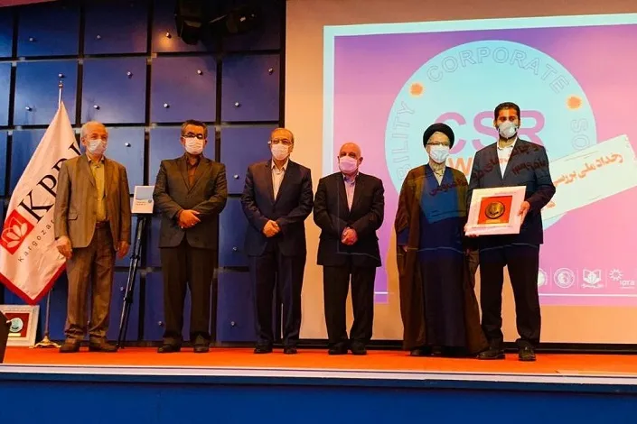 اهدای نشان روابط عمومی برتر به مشاور مدیرعامل و مدیر گروه روابط‌ عمومی شرکت مس