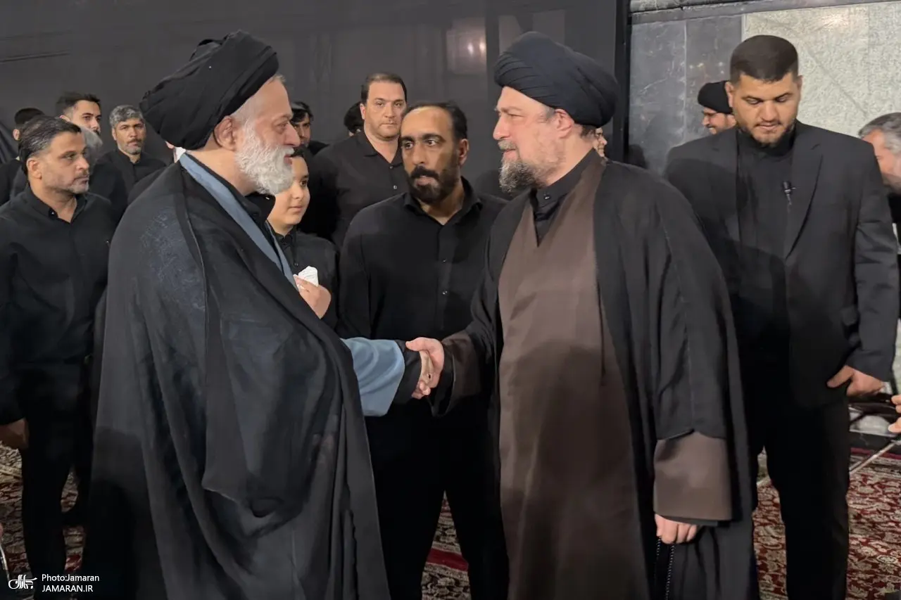 عکس/دیدار یادگار امام و آقا مصطفی در مراسم بزرگداشت رهبر شهید