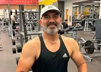 آمادگی بدنی احمدرضا عابدزاده در ۶۰ سالگی را ببینید