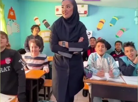 فیلم/ معلم جنجالی قائمشهری از تدریس خداحافظی کرد
