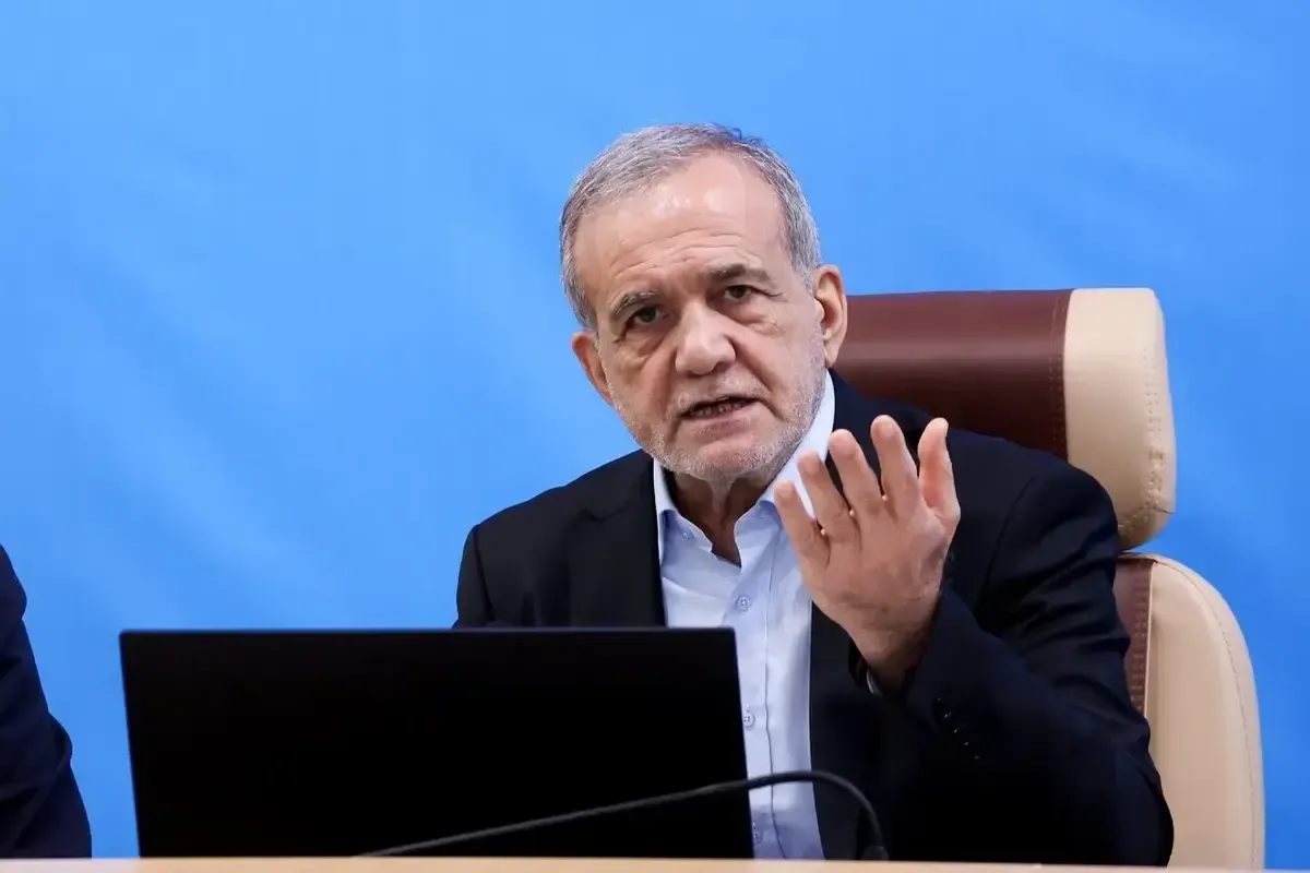 فیلم/ حضور پزشکیان در تجمع خیابانی مردم تهران در شب ۱۲ فروردین