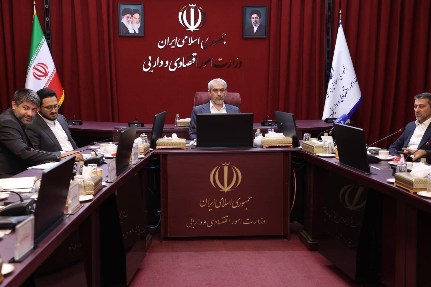 وزیر اقتصاد: مناطق آزاد باید الگوی سایر مناطق و پروژههای اقتصادی کشور باشند وزیر اقتصاد: مناطق آزاد باید الگوی سایر مناطق و پروژههای اقتصادی کشور باشند