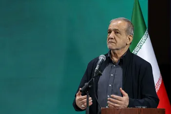 تصویری جالب از پزشکیان در کلاس درس دانش‌آموزان