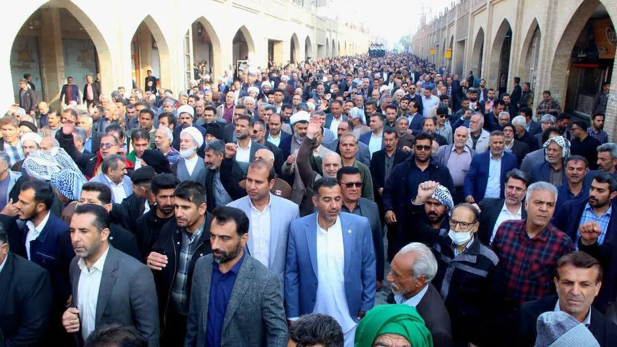 پوشش عجیب دو زن شرکت‌کننده در راهپیمایی ۲۲ دی