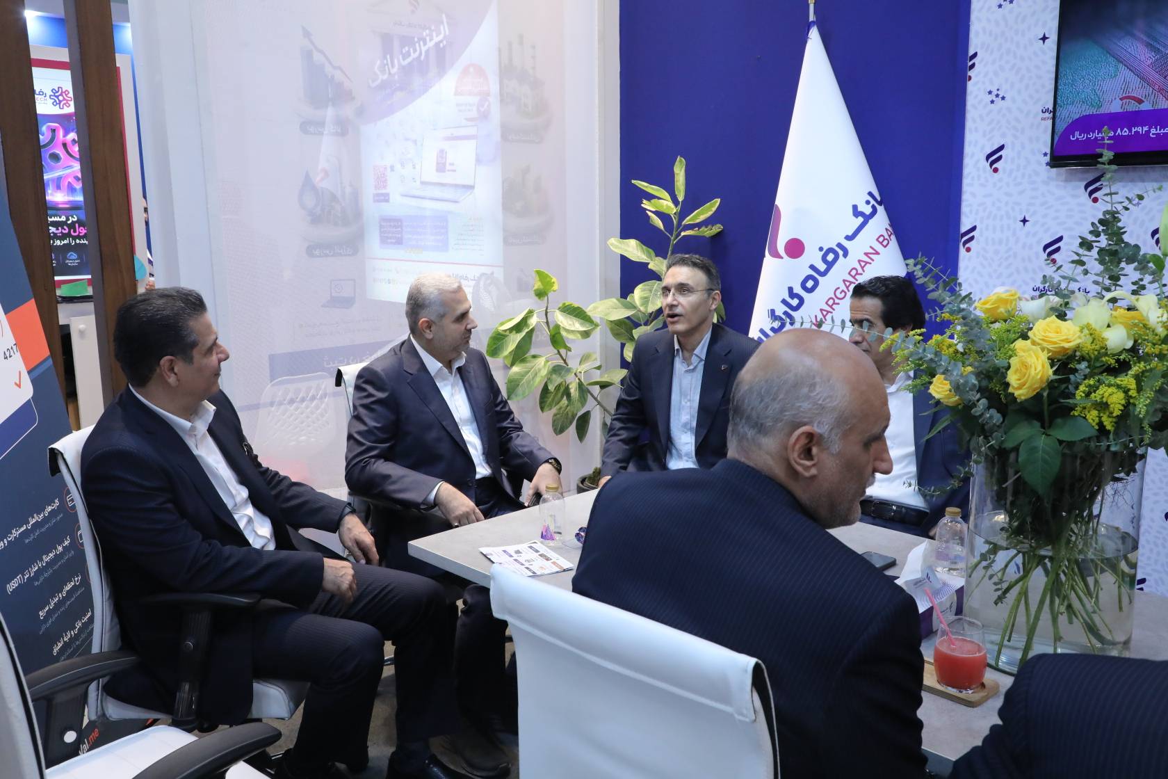 بازدید معاون وزیر اقتصاد از غرفه بانک رفاه کارگران در نمایشگاه الکامپ / تقدیر از توسعه خدمات الکترونیک و نوآورانه بانک بازدید معاون وزیر اقتصاد از غرفه بانک رفاه کارگران در نمایشگاه الکامپ / تقدیر از توسعه خدمات الکترونیک و نوآورانه بانک