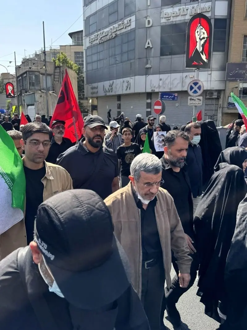 محمود احمدی نژاد در مراسم تشییع رهبر انقلاب