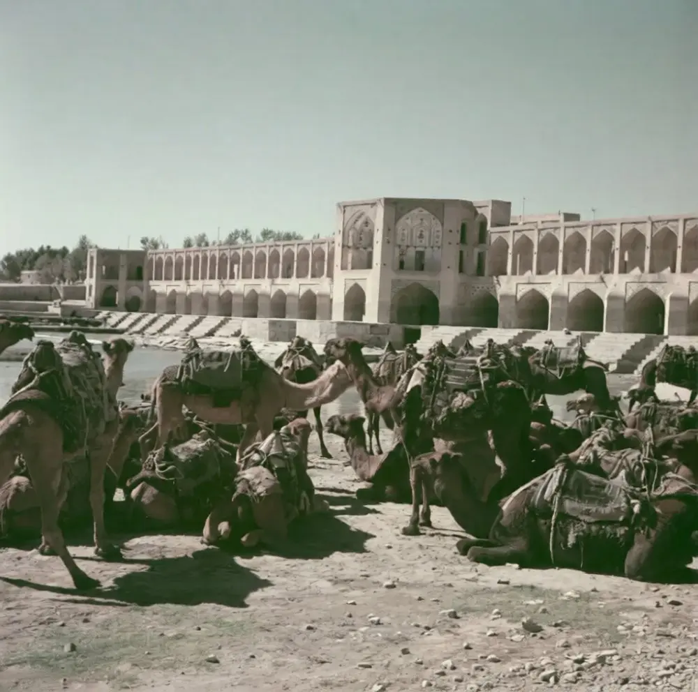 عکسی از پل خواجو در سال ۱۳۳۸ خورشیدی