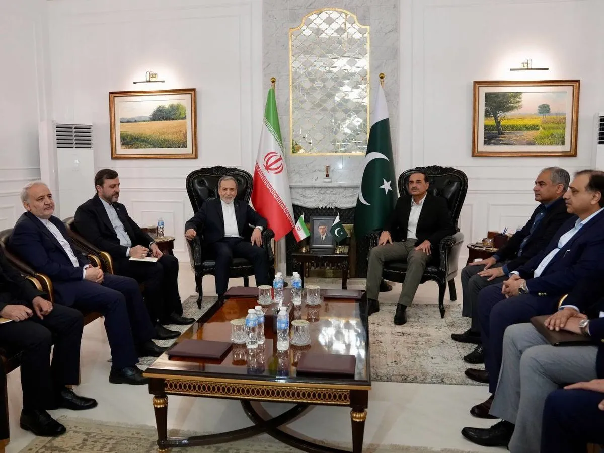 فیلم/ دیدار عراقچی با فرمانده ارتش پاکستان در اسلام آباد