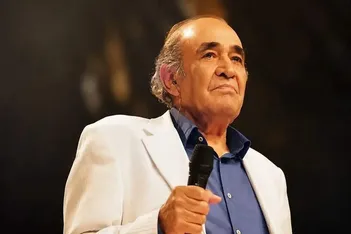 عکس / سنگ خانه ابدی ایرج نصب شد