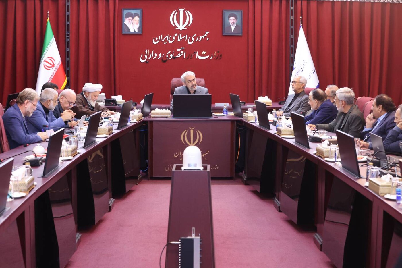 برگزاری نشست هم‌اندیشی وزیر امور اقتصادی و دارایی با جمعی از اقتصاددانان
