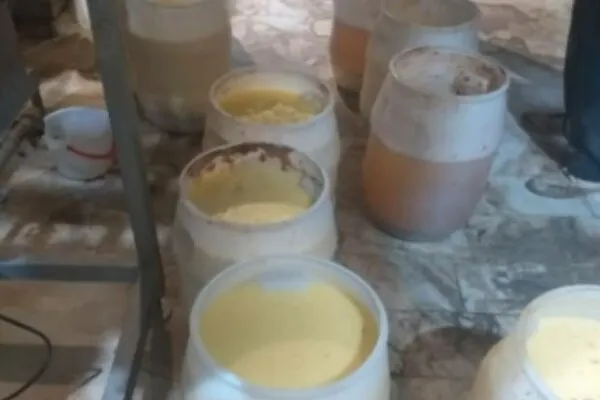 پلمب کارگاه غیرمجاز در شهریار/۱۲۰۰ بطری روغن تقلبی کشف شد
