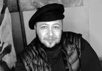 عکس/ مازیار لرستانی با یک اتفاق تلخ از مراسم ختم اکبر عبدی رفت