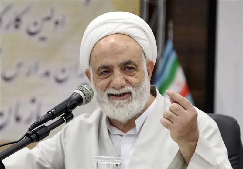 فیلم/ تعجب آقای قرائتی از وضعیت زندگی و خانه روحانی شهید حادثه مشهد