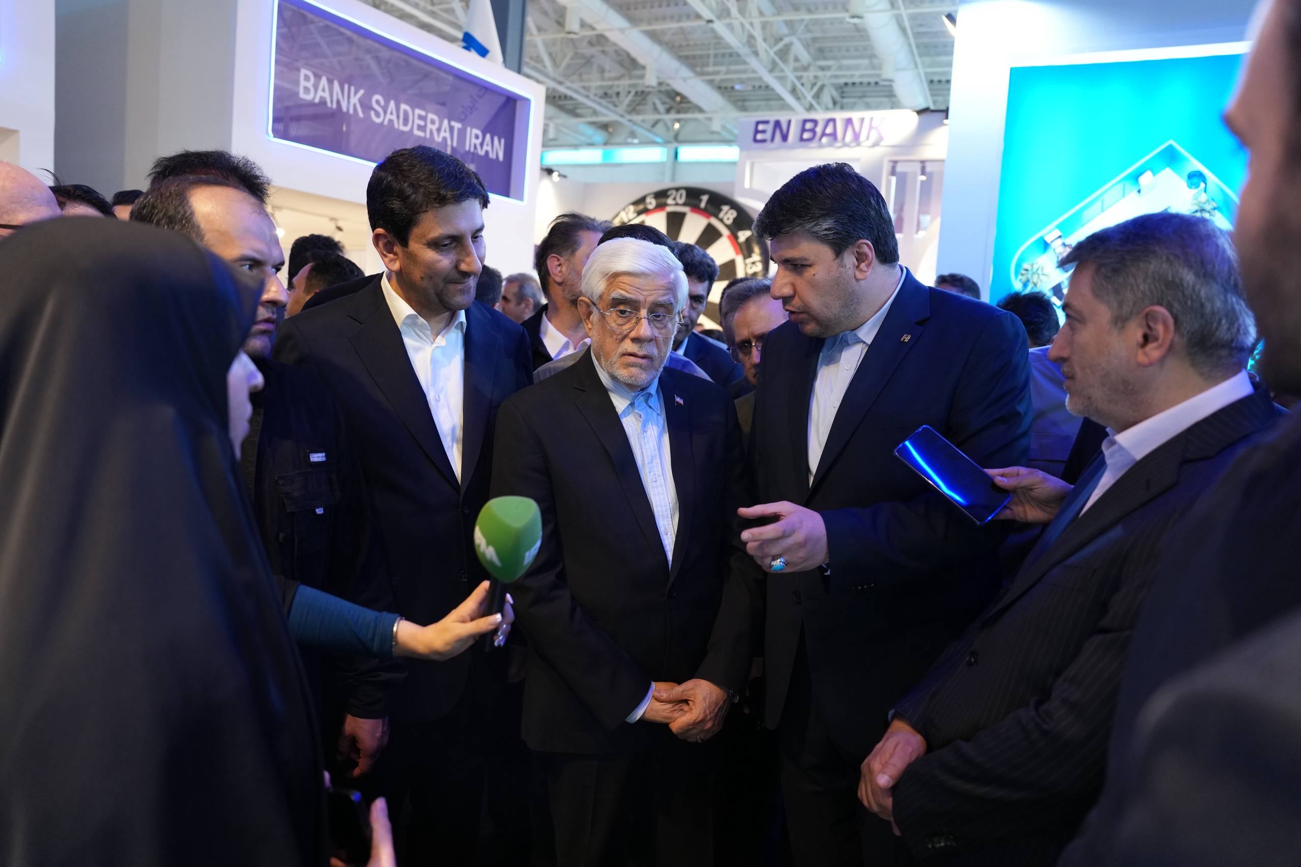 میزبانی بانک صادرات ایران از معاون اول رئیسجمهور در نمایشگاه الکامپ/ قدردانی محمدرضا عارف از عرضه خدمات هوشمند به مشتریان میزبانی بانک صادرات ایران از معاون اول رئیسجمهور در نمایشگاه الکامپ/ قدردانی محمدرضا عارف از عرضه خدمات هوشمند به مشتریان