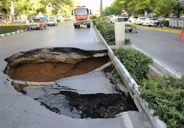 عکس/یک تاکسی در خیابان‌های گرگان بلعیده شد