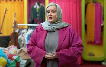 فیلم/واکنش نعیمه نظام‌دوست از بغل کردن دختری با استایل پسرانه