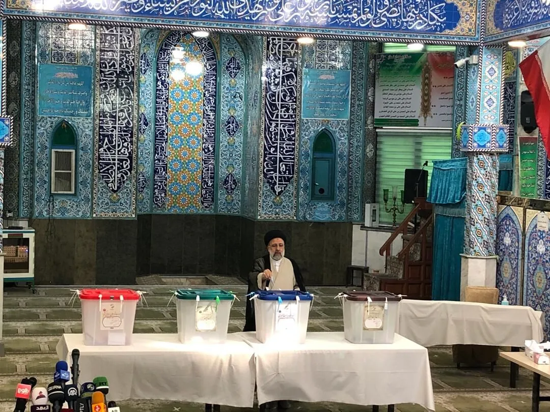رییسی آرای خود را در شهرری به صندوق انداخت