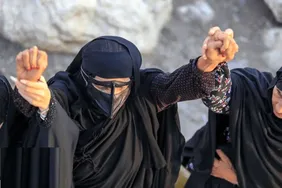 زنجیره انسانی هرمزگانی‌ها بر کرانه خلیج فارس