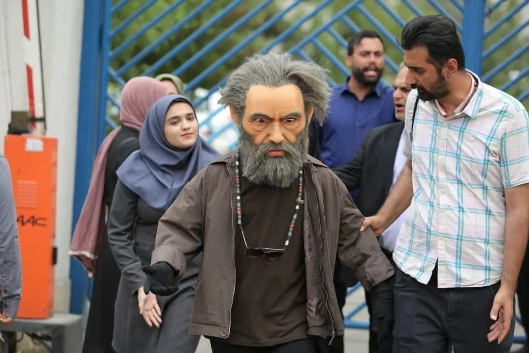 عروسکی عجیب شبیه مسعود فراستی در یک فیلم!