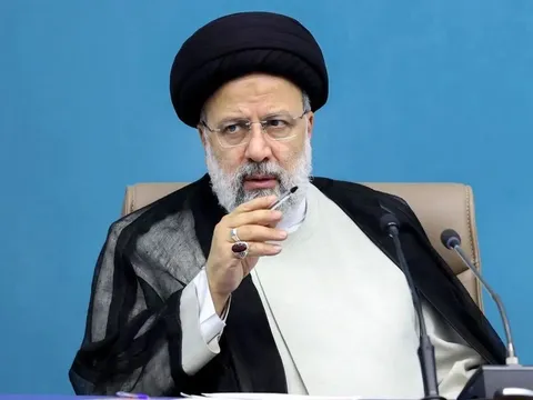 عکس/ تصویر شهید رئیسی روی میز مخبر در اجلاس شانگهای
