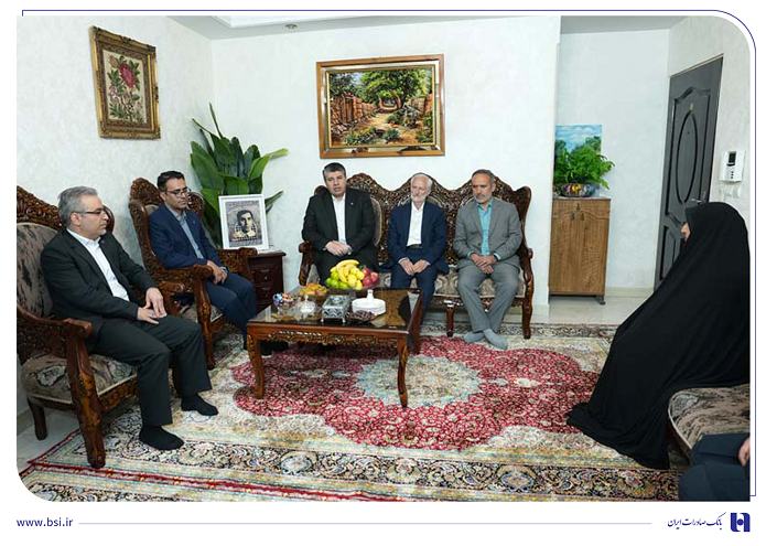 دیدار افشین خانی با خانواده اولین شهید بانک صادرات ایران/ تاکید بر الگوبرداری از سیره شهدا در خدمت‌رسانی به مردم
