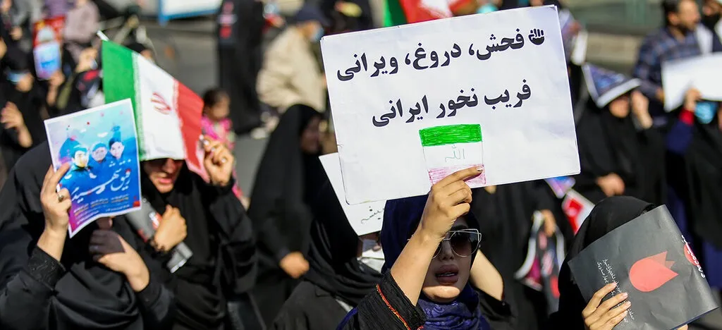دست‌نوشته متفاوت در تشییع شهدای شاهچراغ