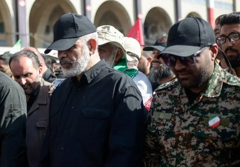حضور سردار وحیدی در مراسم اقامه نماز بر پیکر رهبر شهید حضور سردار وحیدی در مراسم اقامه نماز بر پیکر رهبر شهید
