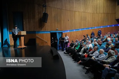 حضور چهره‌ها در مراسم سالگرد داریوش مهرجویی و همسرش
