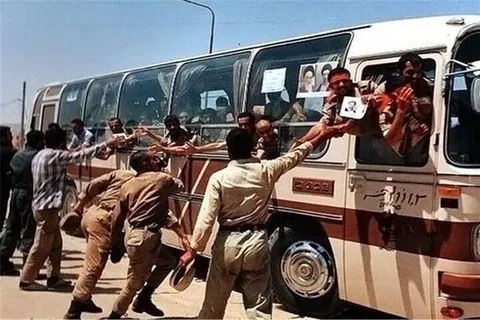 تصاویر تاریخی از بازگشت آزادگان به ایران