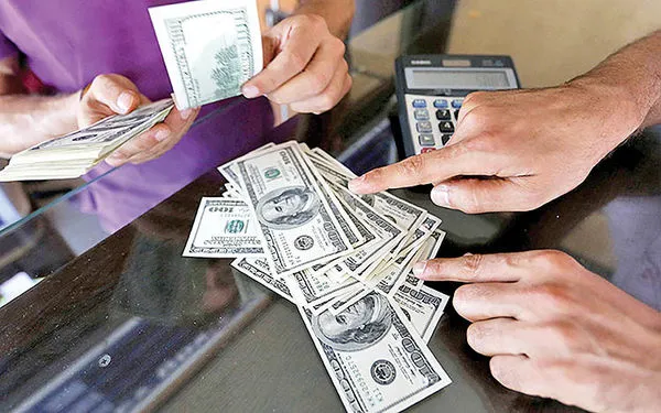 سناریو‌های متفاوت از قیمت دلار در آینده نزدیک/ اشتباهاتی که از زمان محمدرضا پهلوی تکرار می‌شود