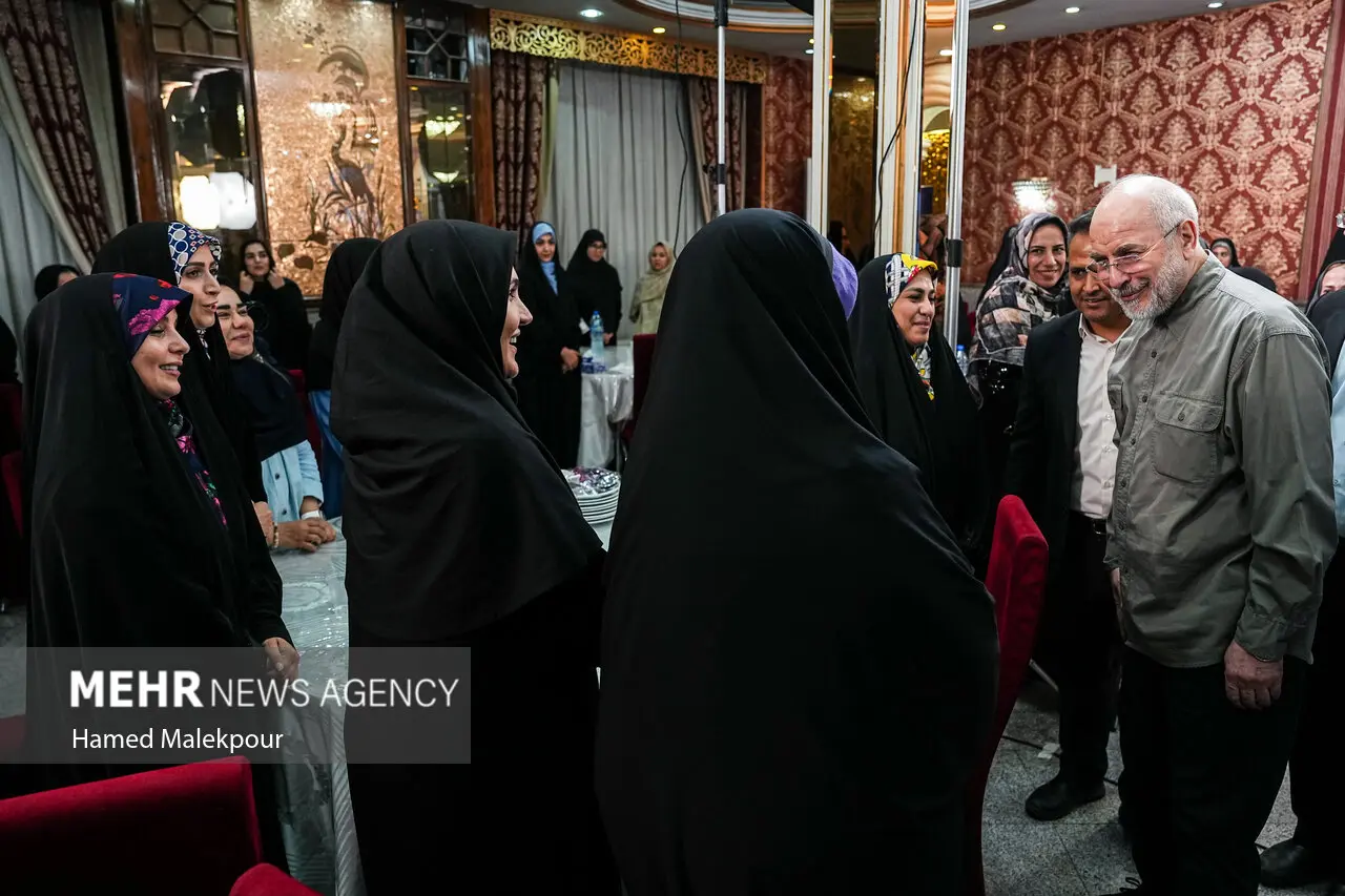 تصاویر حضور سرزده قالیباف در مراسم روز خبرنگار