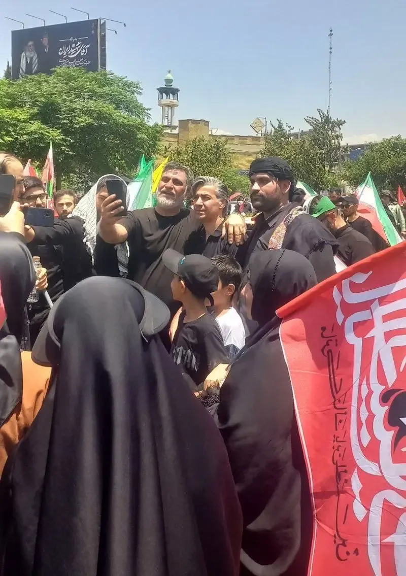 وحید شمسایی در مراسم تشییع رهبری