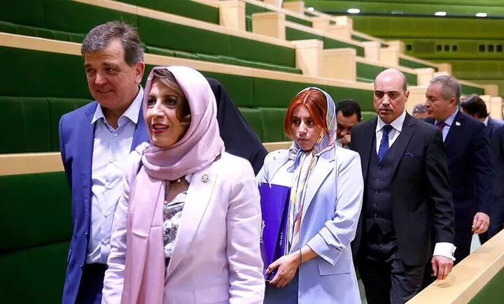 زنان کم‌حجاب و مردان کراواتی در صحن مجلس چه کسانی بودند؟ + عکس‌ها