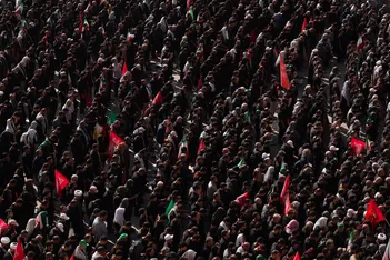 تصاویر هوایی از جمعیت پرشور مردم در مراسم اقامه نماز بر پیکر رهبر شهید انقلاب