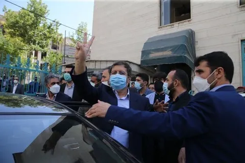 فیلم/ حضور همتی برای ثبت نام در وزارت کشور