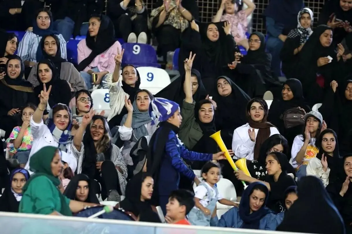 حاشیه‌ها و مناقشه تماشاگران زن در آغاز لیگ