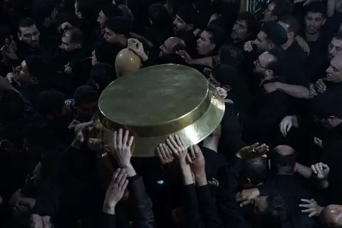 حال‌وهوای معنوی طشت‌گذاری در مسجد جامع اردبیل